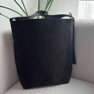 Madewell Essential Bucket Tote in Suede